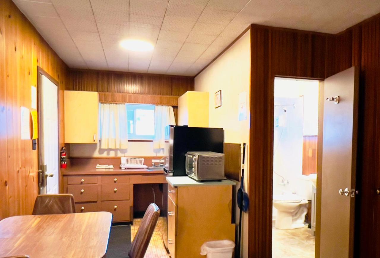 Airport Inn Quesnel Zewnętrze zdjęcie