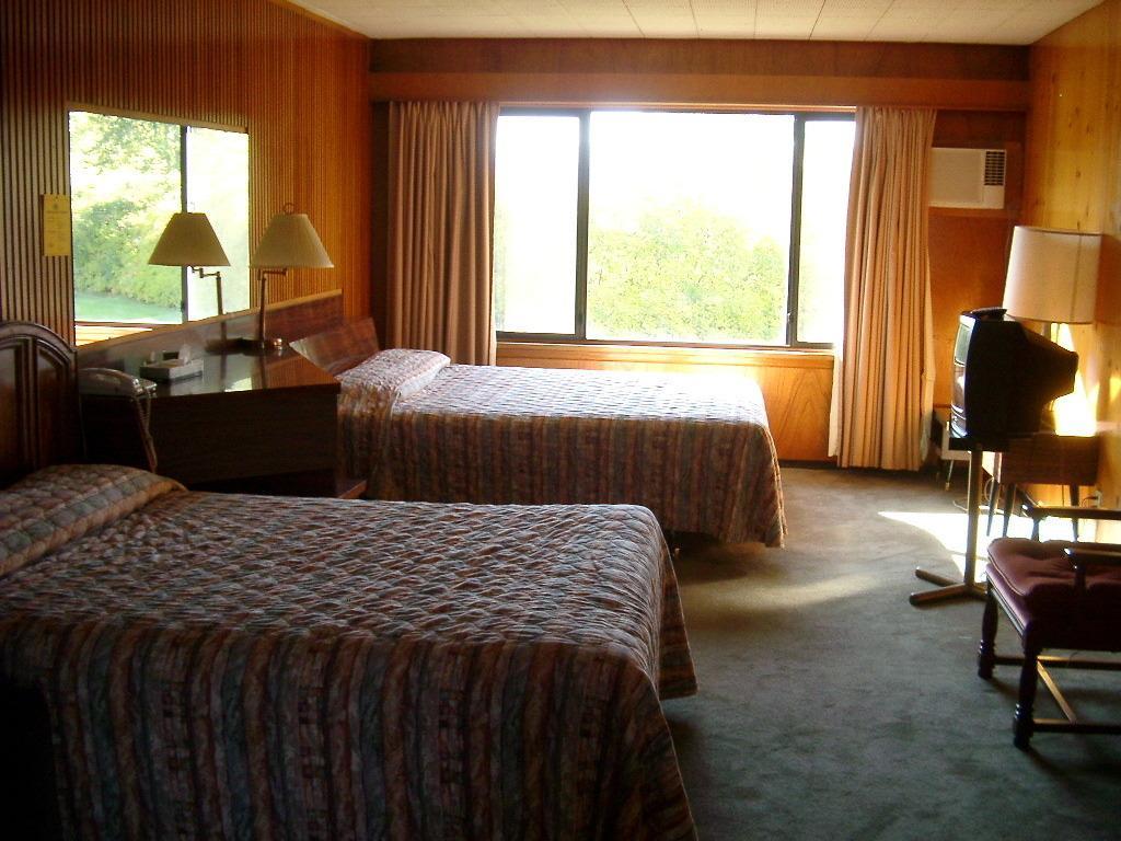 Airport Inn Quesnel Zewnętrze zdjęcie