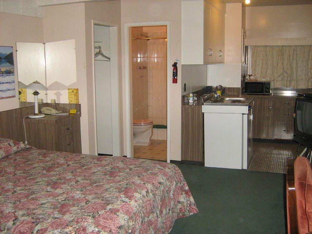 Airport Inn Quesnel Zewnętrze zdjęcie