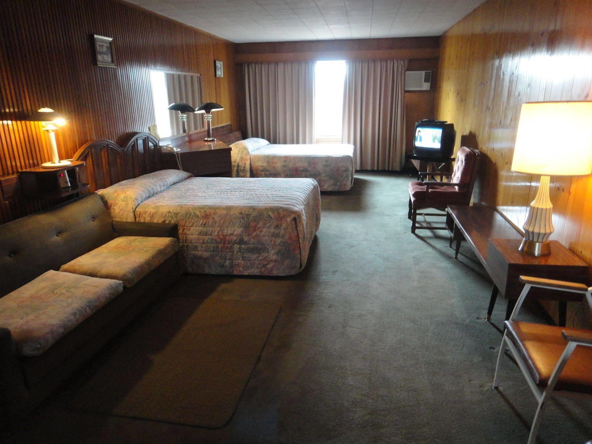 Airport Inn Quesnel Zewnętrze zdjęcie