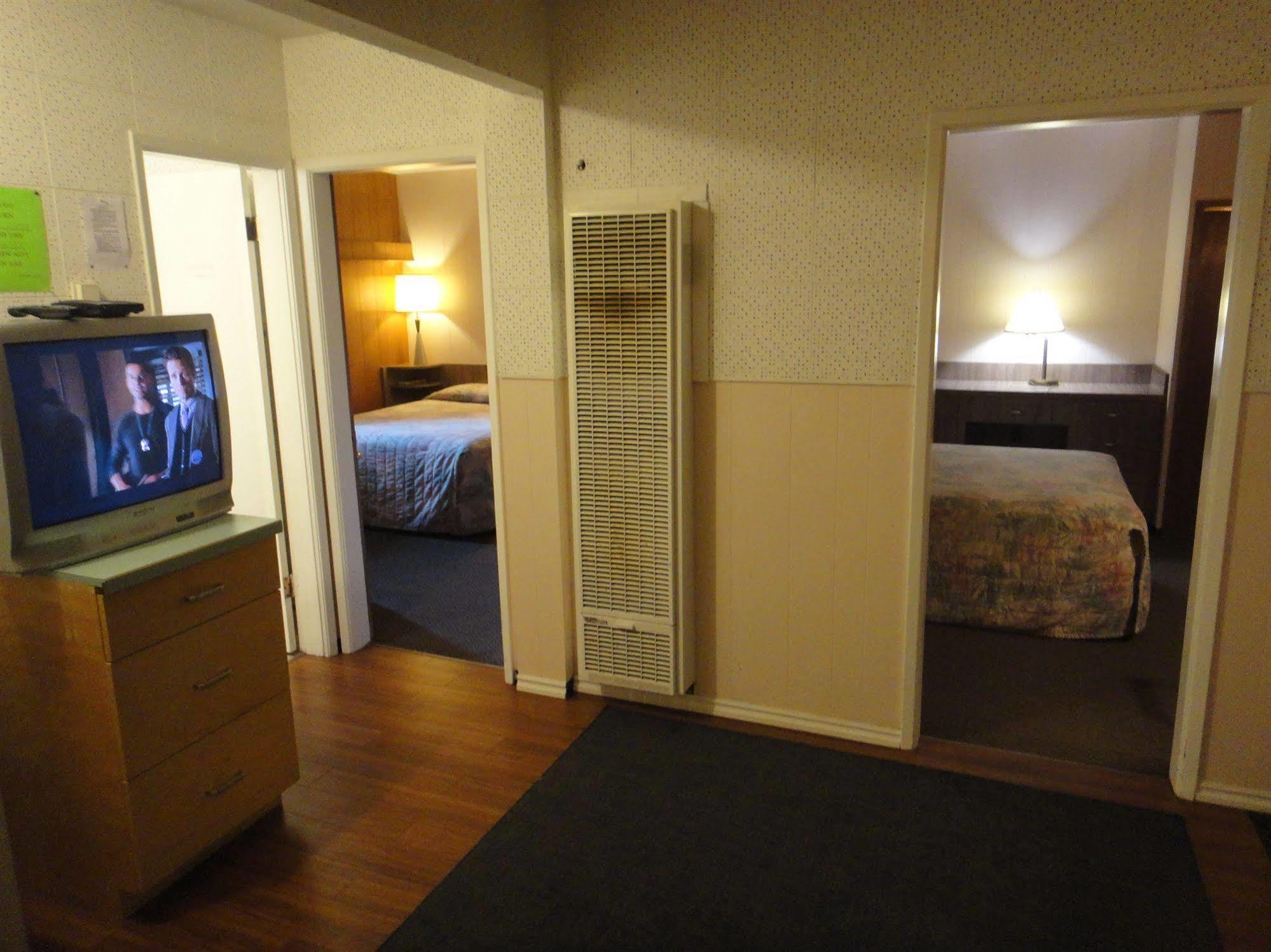 Airport Inn Quesnel Zewnętrze zdjęcie