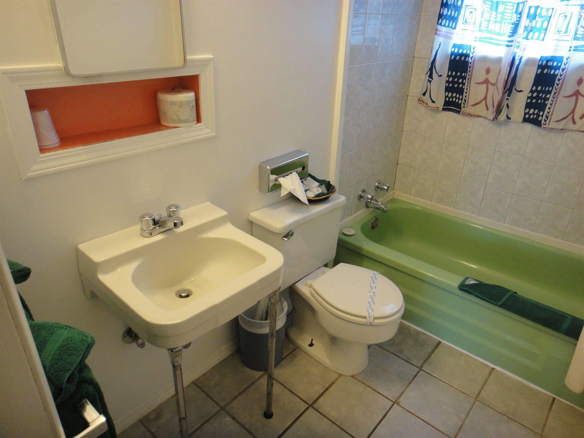Airport Inn Quesnel Zewnętrze zdjęcie