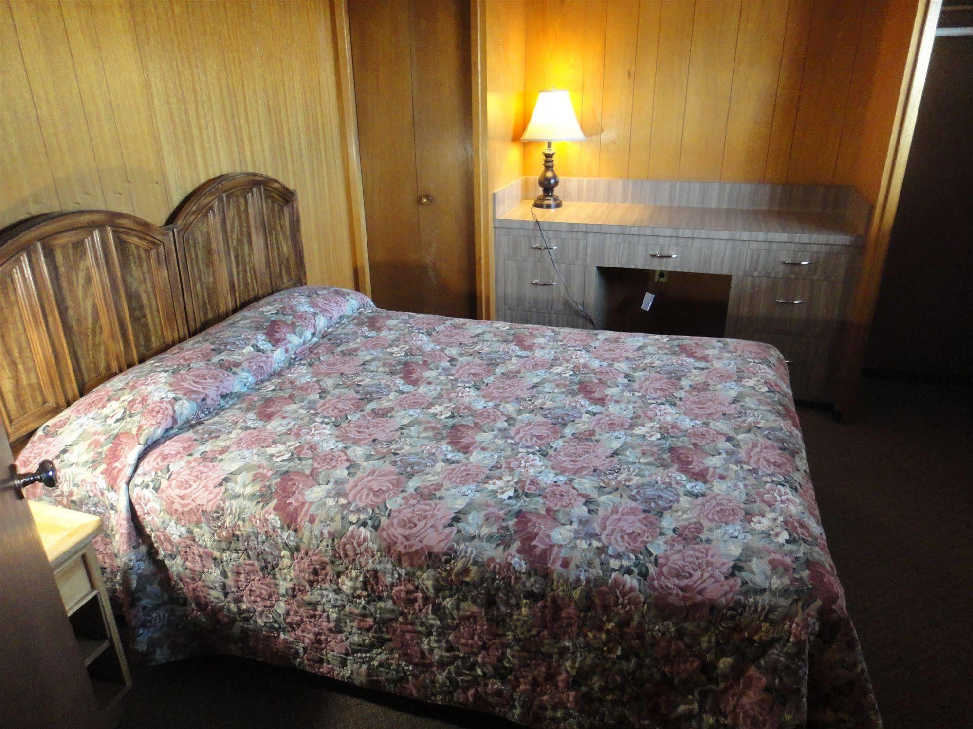 Airport Inn Quesnel Zewnętrze zdjęcie