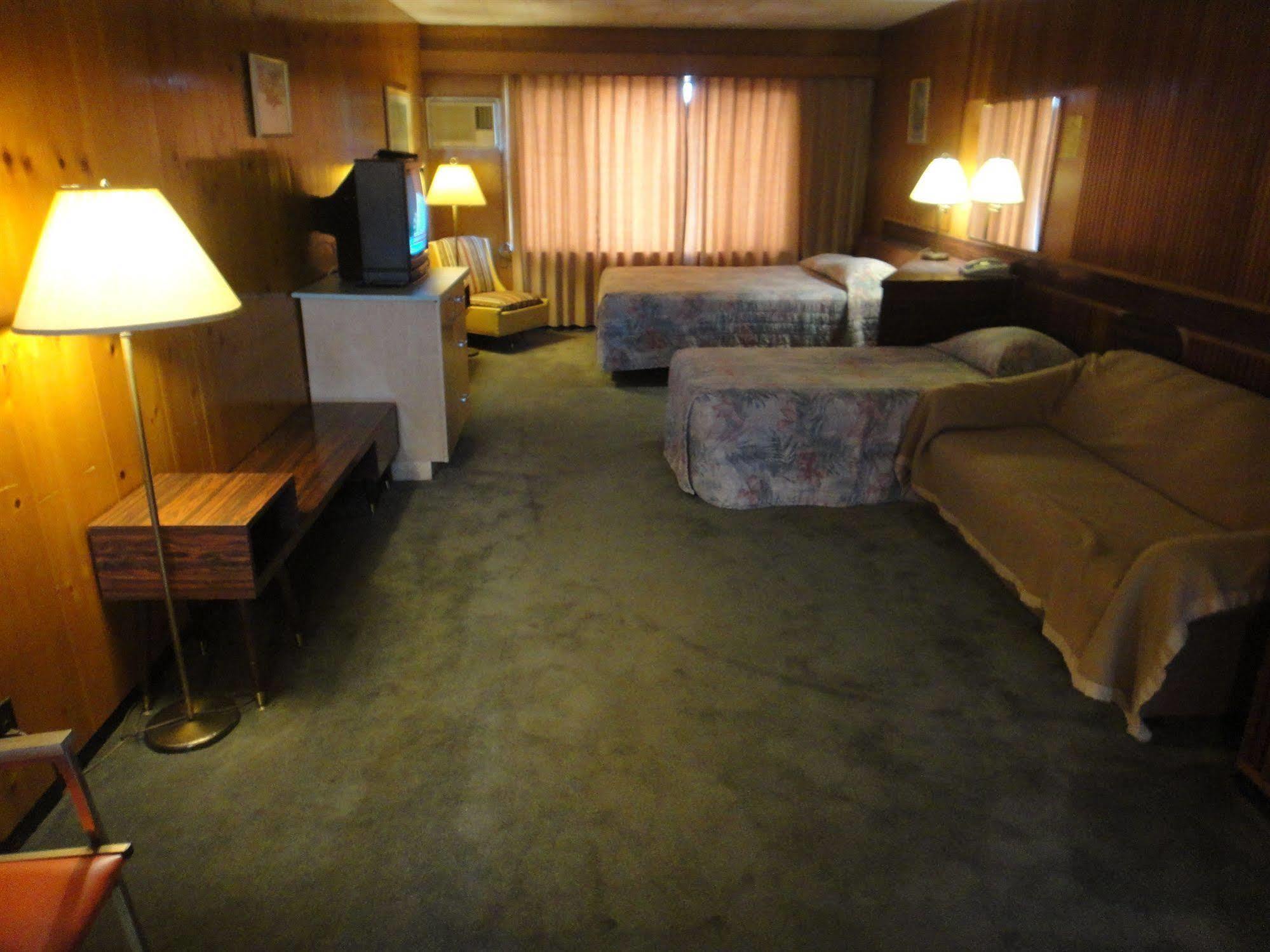 Airport Inn Quesnel Zewnętrze zdjęcie