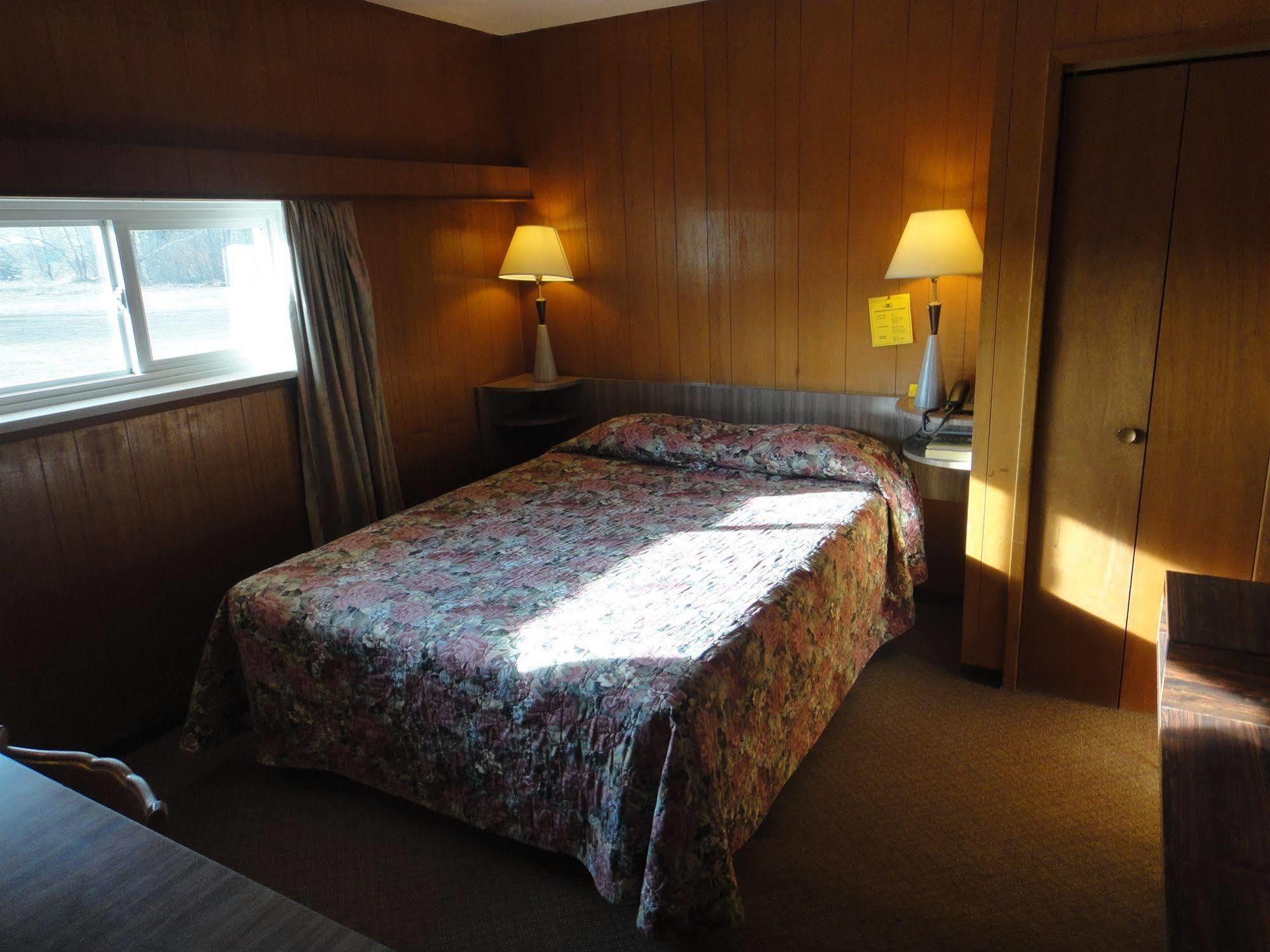 Airport Inn Quesnel Zewnętrze zdjęcie