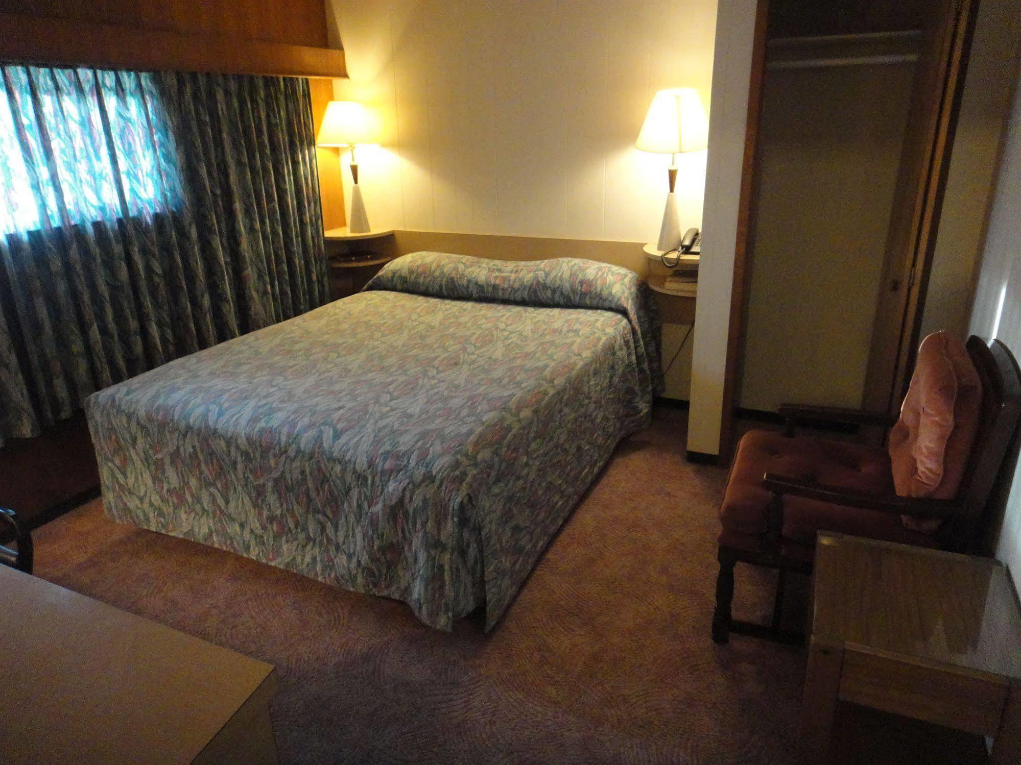 Airport Inn Quesnel Zewnętrze zdjęcie